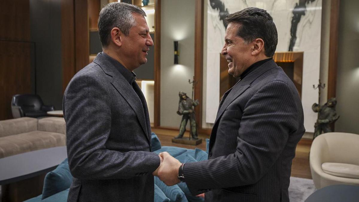 CHP Lideri Özgür Özel cezaevinden tahliye olan Ahmet Özer ile buluştu