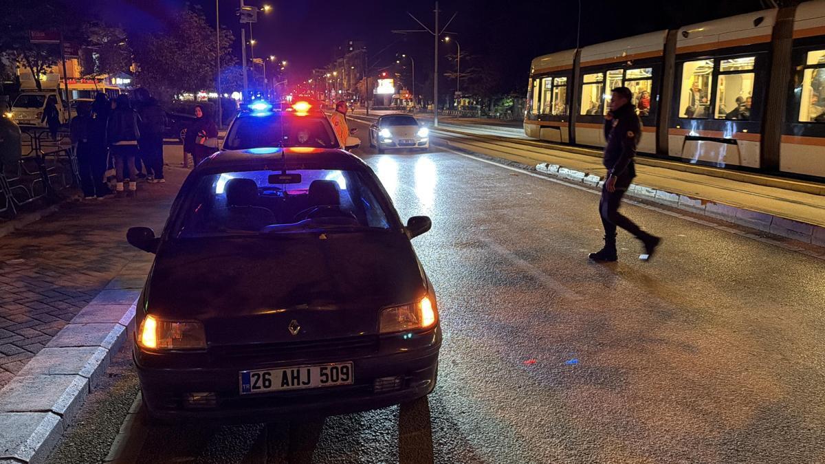Tramvay yoluna giren otomobil çevredekilerin yardımıyla çıkarıldı, sürücüye ceza uygulandı