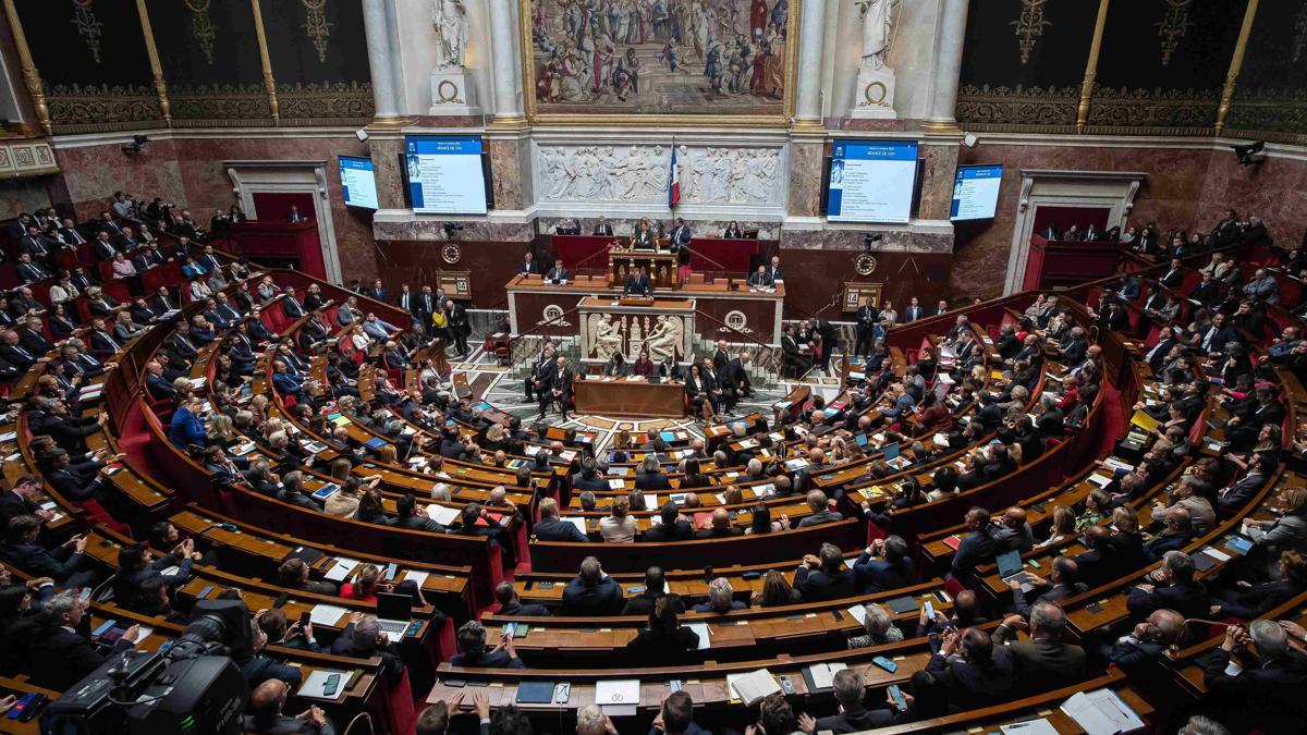 Fransa'da emeklilik yaşını artırma planı askıya alındı