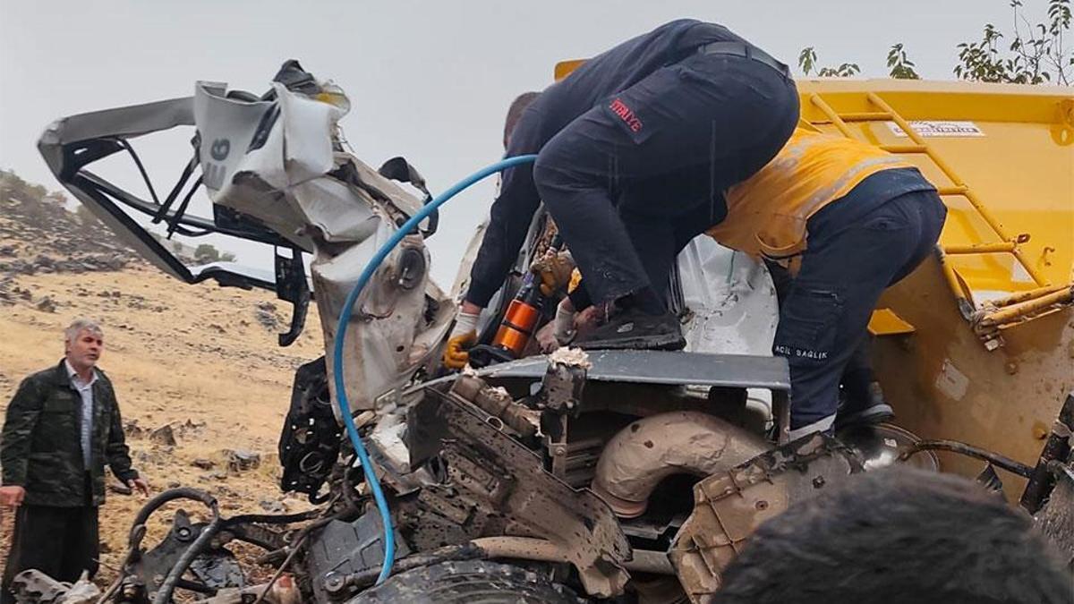 Siverek yolunda can pazarı: Kamyonlar kafa kafaya çarpıştı