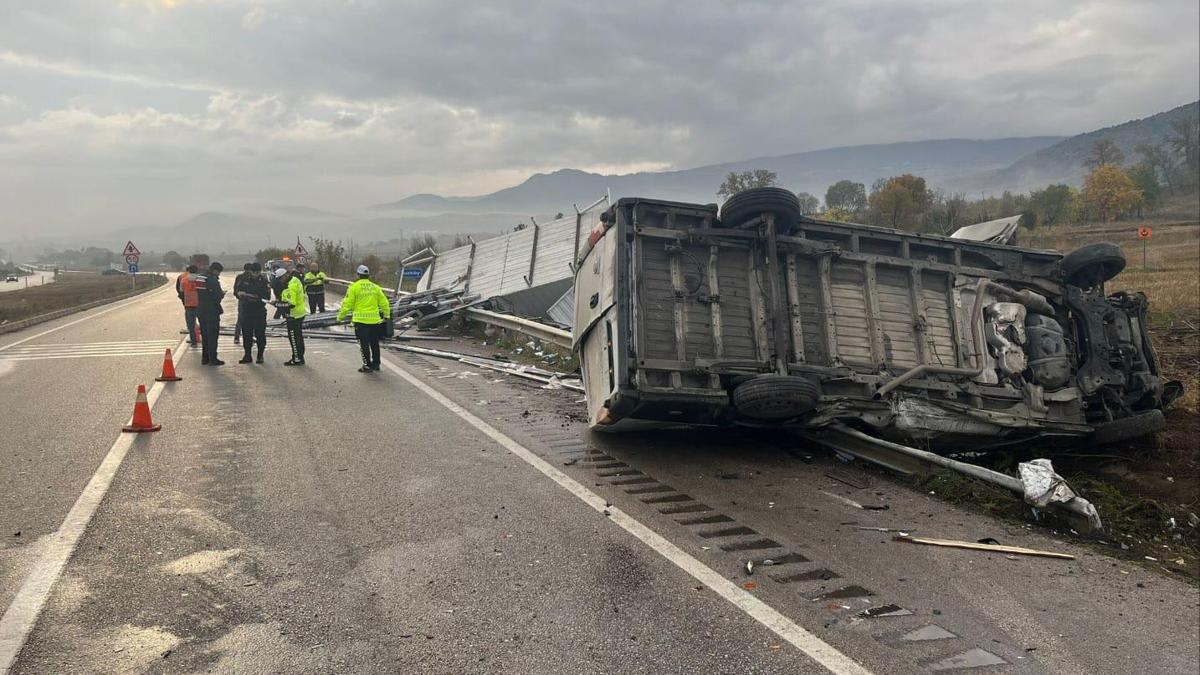 Tokatta minibüs, kamyonete çarptı: 1 yaralı
