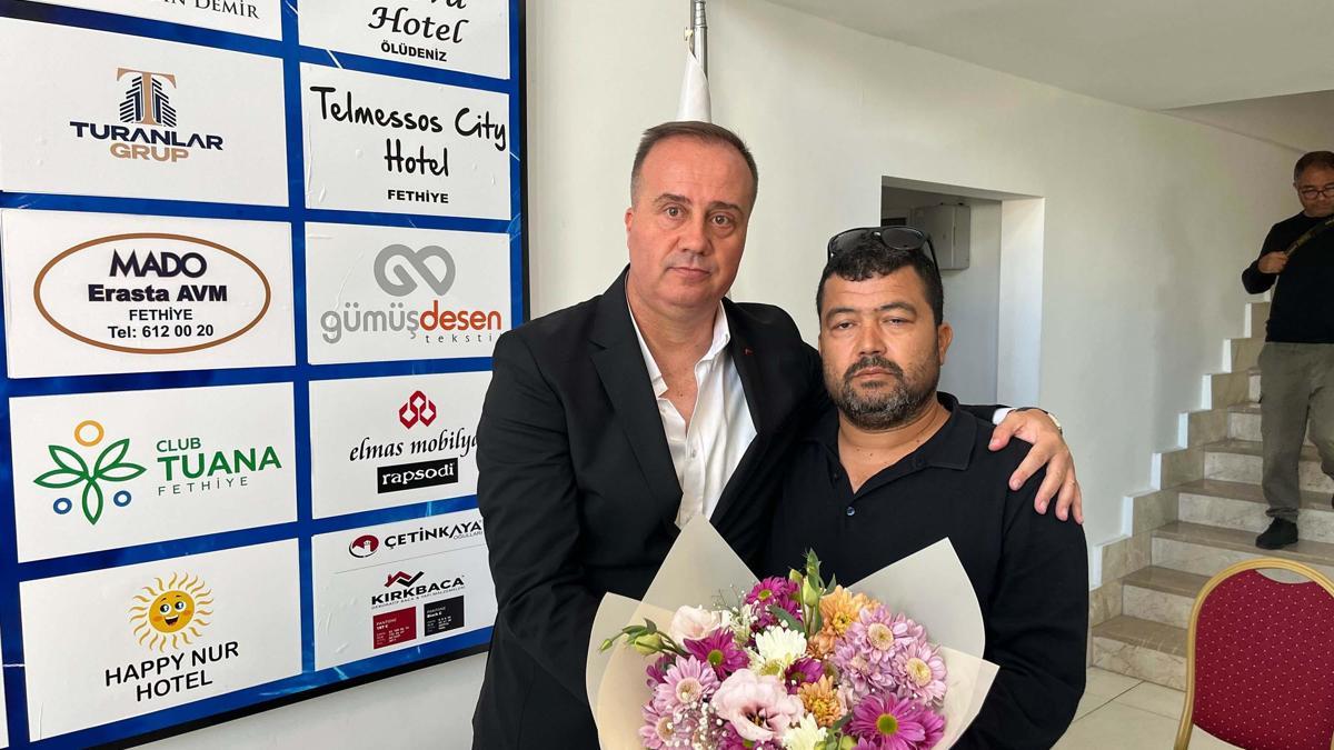 Fethiyespor'da Dinçel'e çiçekli veda