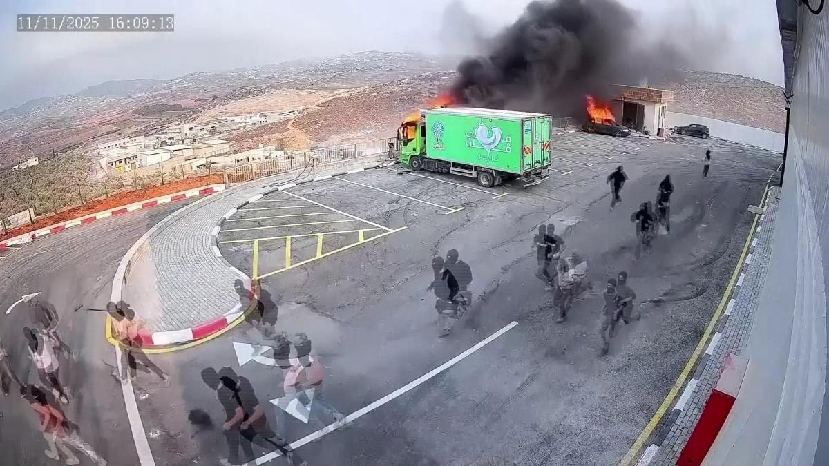 Batı Şeria'da işgalci yerleşimci şiddeti durmuyor | Kamyonları ve gıda depolarını yaktılar