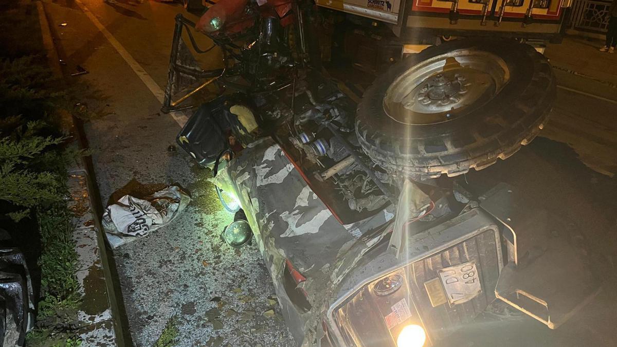 TIR ile çarpışan traktörün sürücüsü ve eşi öldü