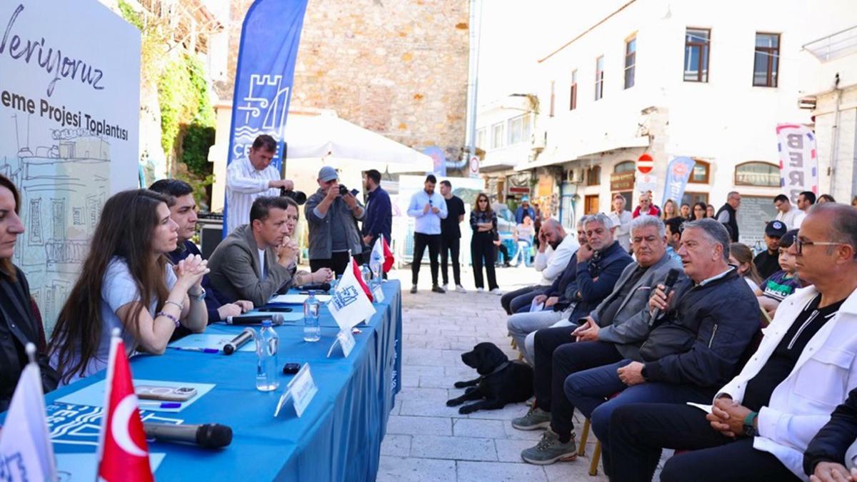 Çeşme'de Balıkçılar ve Terziler Sokağı yenileme projesi esnafla paylaşıldı