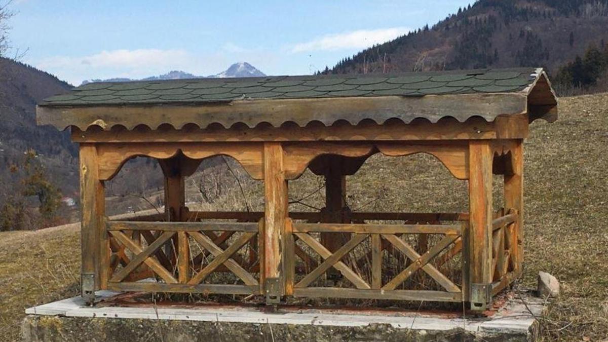 Babası için yaptığı çardak görünümlü mezarın aynısından vasiyet etti