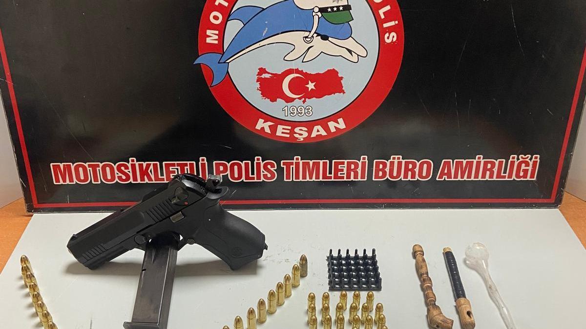 Edirnede araçta ruhsatsız tabanca, mermi ve uyuşturucu ele geçirildi