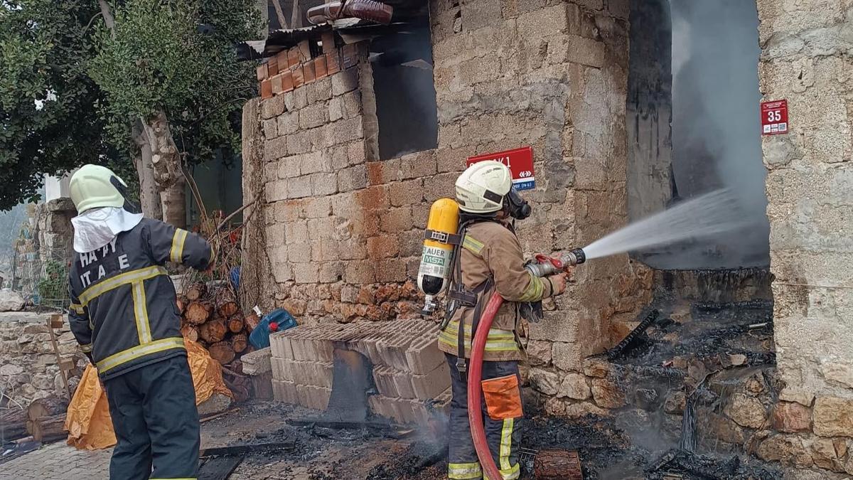 Hatayda metruk binada yangın