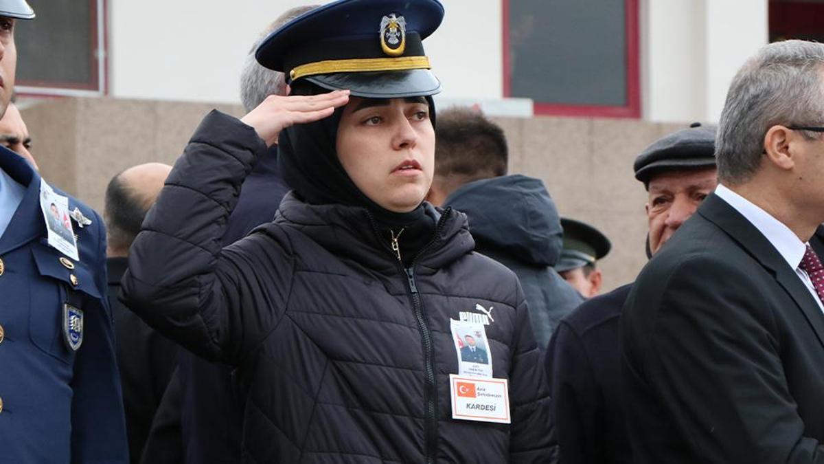 Samsun'da yürekleri burkan an! Polis memuru Gamze Süngerli şehit ağabeyinin naaşını asker selamıyla karşıladı