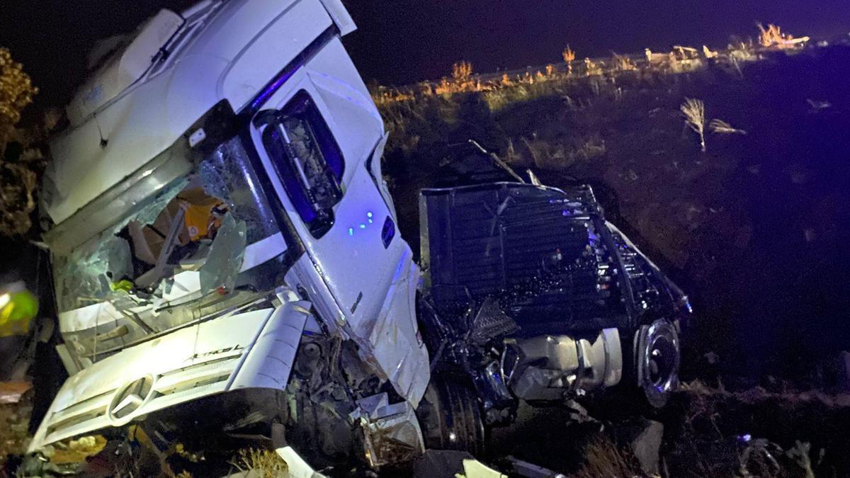 Malatya'da şarampole devrilen TIR'ın sürücüsü öldü