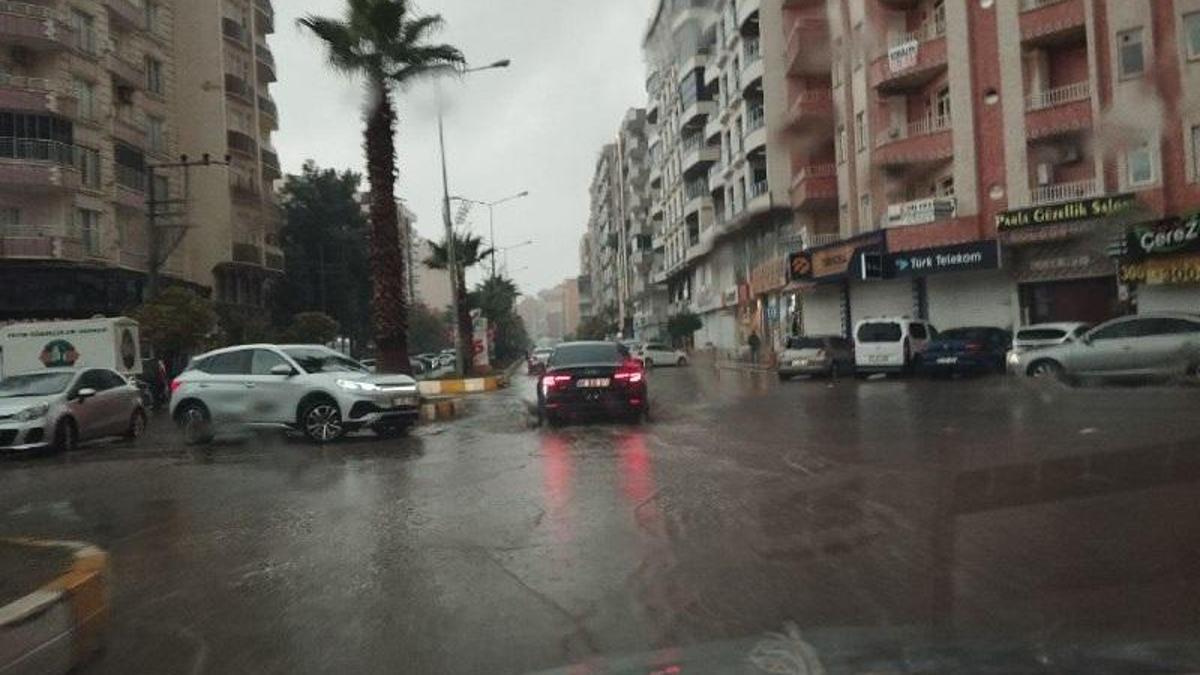 Mardin'de sağanak; dereler taştı, yollar göle döndü
