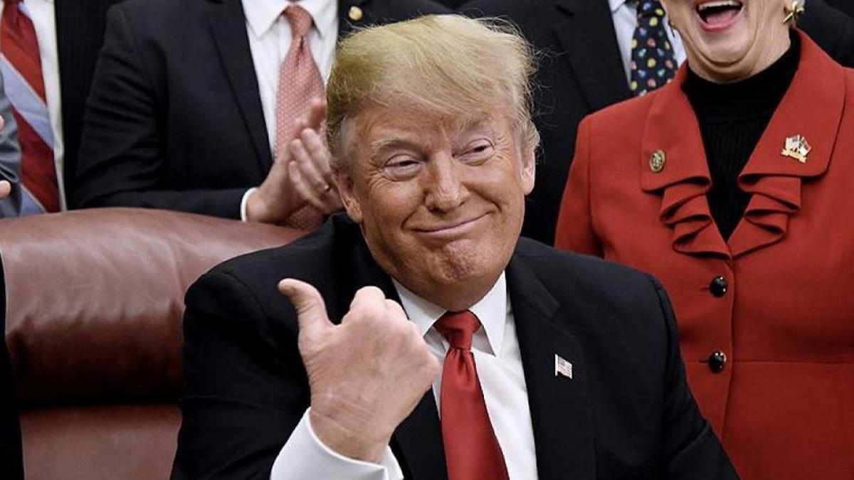 Trumpı 'yumuşatan' formül: Pahalı hediyeler ve övgü