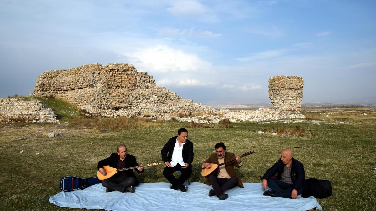 40 yıl önce yüzdükleri alanda, saz çalıp türkü söylediler