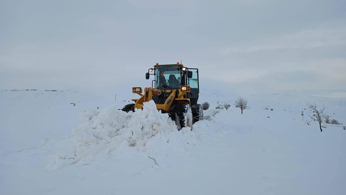 Sivas'ta yoğun kar yağışı: 46 yerleşim yerinin yolu ulaşıma kapandı