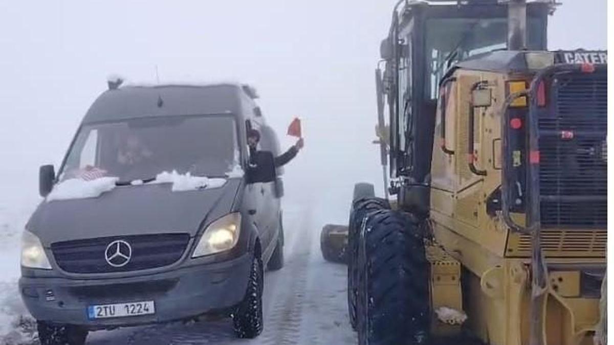 Nemrut Dağı’nda araçlarıyla mahsur kalan 4 turist, ekipler tarafından kurtarıldı