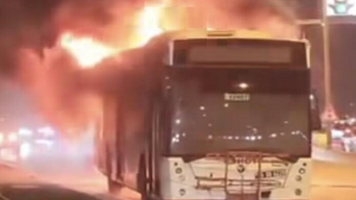 İzmir'de belediye otobüsü cayır cayır yandı