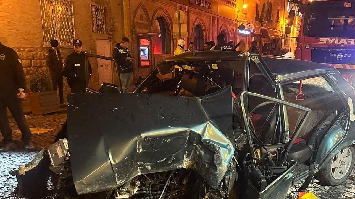 Mardinde otomobil işyerinin duvarına çarptı: 4 yaralı