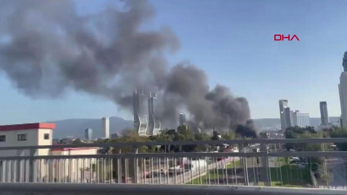 İzmir'de şantiyede yangın: Alevlere müdahale sürüyor