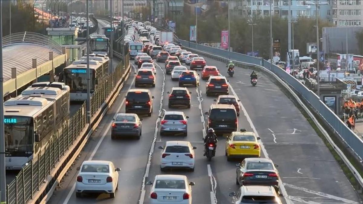 İstanbul'da ara tatilin ardından ikinci iş gününde trafik yoğunluğu