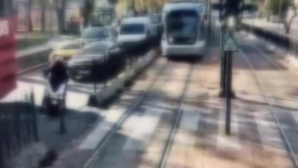 İstanbul- Beyoğlunda tramvayın motosiklete çarpma anı kamerada