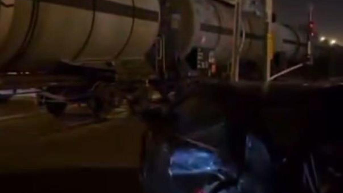 Yük treni, hemzemin geçitte otomobile çarptı; sürücü kaçtı