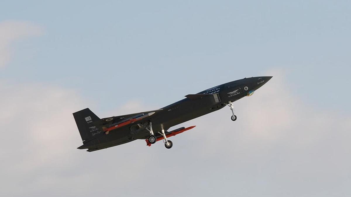 Dünyada bir ilki gerçekleştirdi! KIZILELMA'dan milli donanımlarla gövde gösterisi