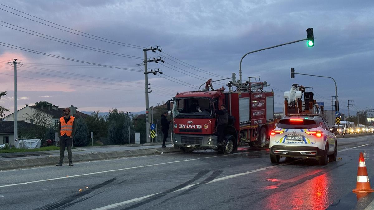Sakarya'da devrilen itfaiye aracındaki 2 personel yaralandı