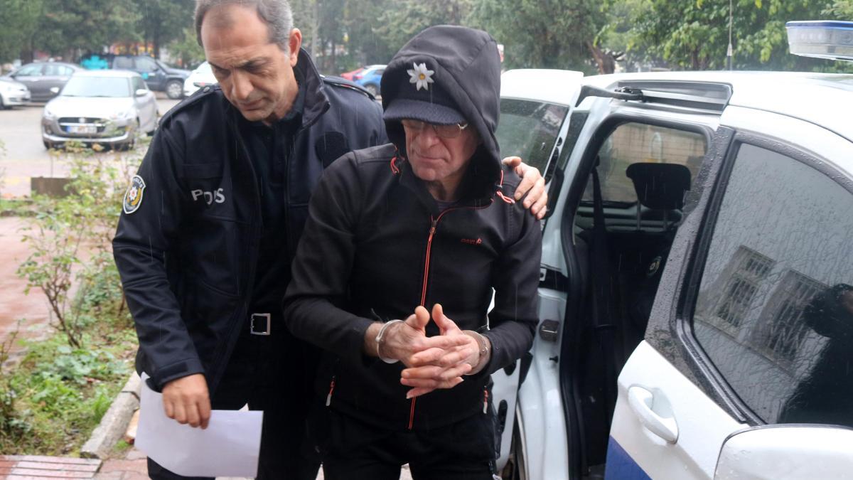 Komşusunun evinin kapısına elektrikli düzenek kuran sanık, İnsan hemen ölmez diye kendini savundu