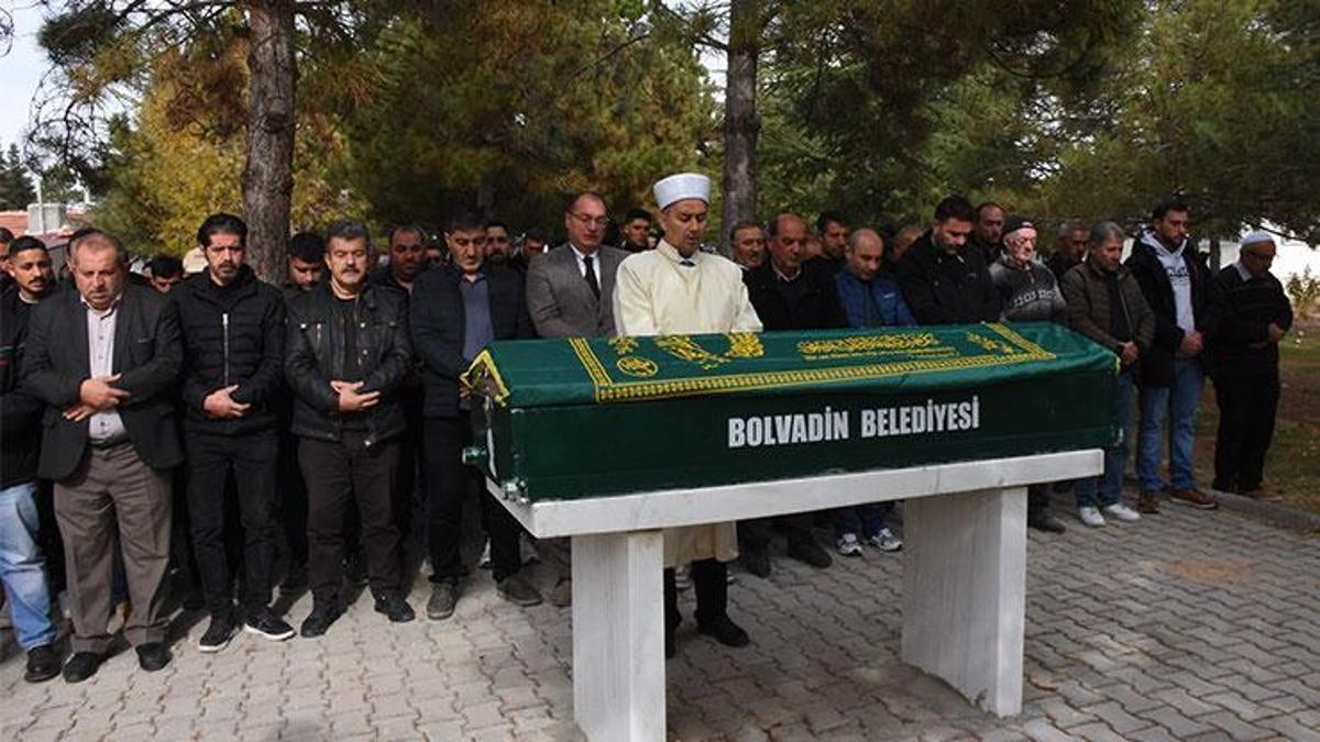 Zehirlenme şüphesiyle ölen Servet Böcek son yolculuğuna uğurlandı