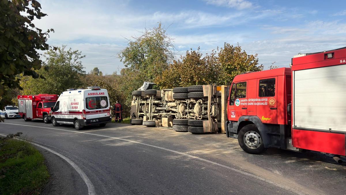 Sakarya'da devrilen taş yüklü kamyonun sürücüsü yaralandı