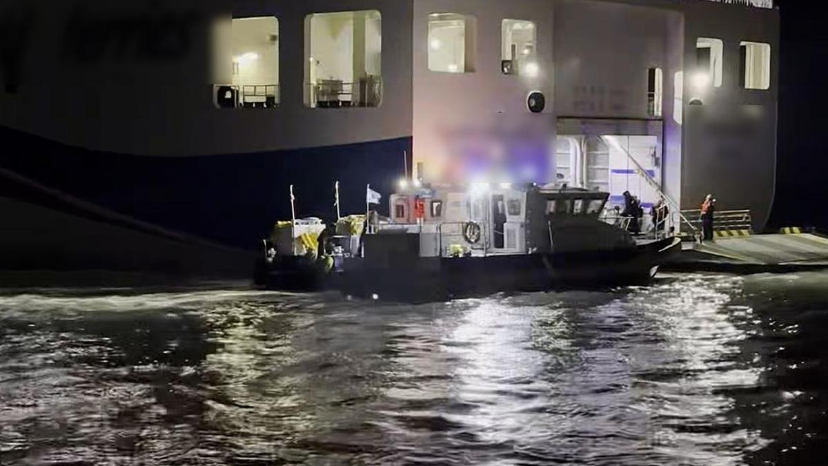 Güney Kore’de 267 kişiyi taşıyan yolcu feribotu karaya oturdu