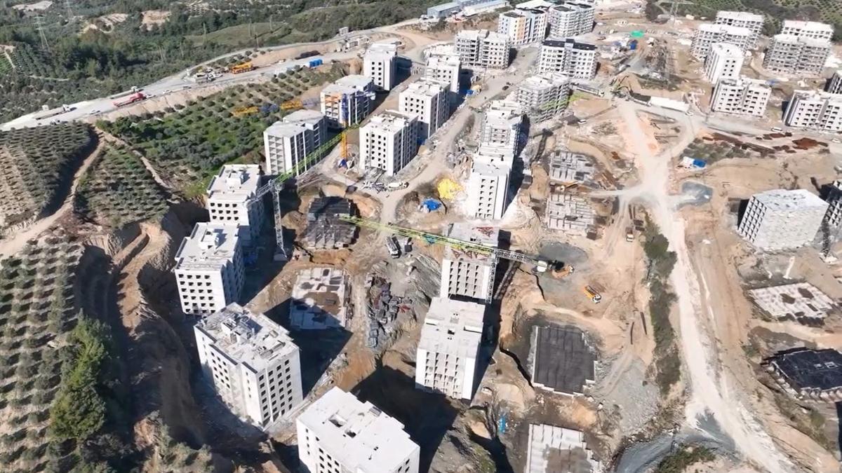 Defnede 6 bin 737 konut inşaatı sürüyor