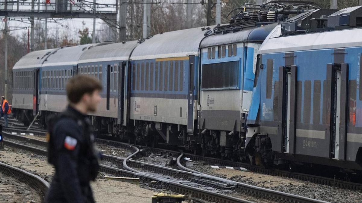 Çekyada iki tren çarpıştı: Yaralılar var