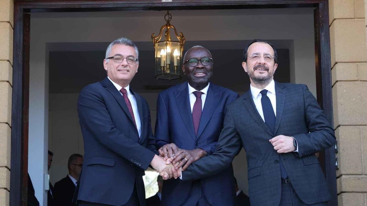 KKTC Cumhurbaşkanı Erhürman, GKRY Lideri Hristodulidis ile ara bölgede görüştü