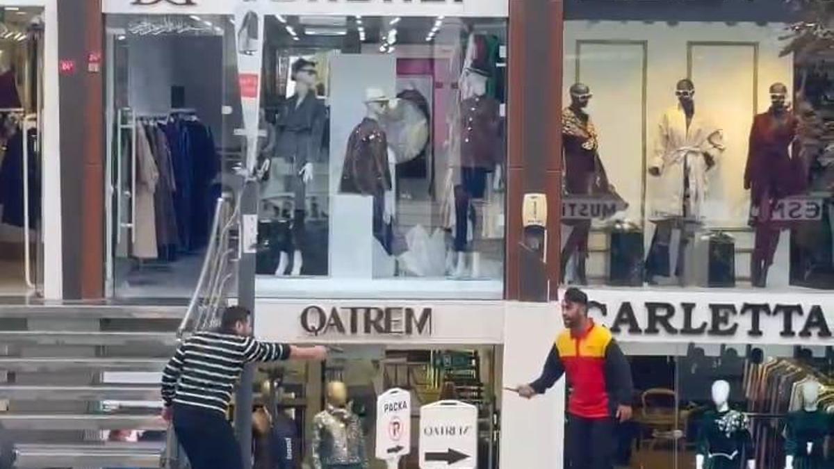 Saniye saniye dehşet! Kargo'dan kan çıktı: Biri silaha biri bıçağa sarıldı