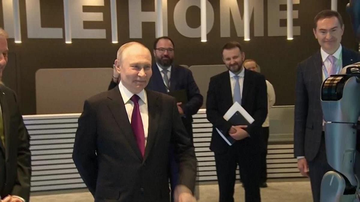 Konferansa damga vurdu! Putin'i dans eden robot karşıladı