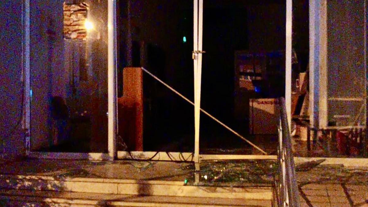 İzmirde belediye binasına taşlı saldırı; 1 gözaltı