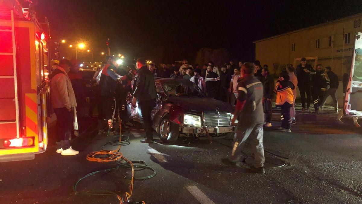 Nevşehirde tur otobüsü ile otomobil çarpıştı: 2 ölü, 3 yaralı