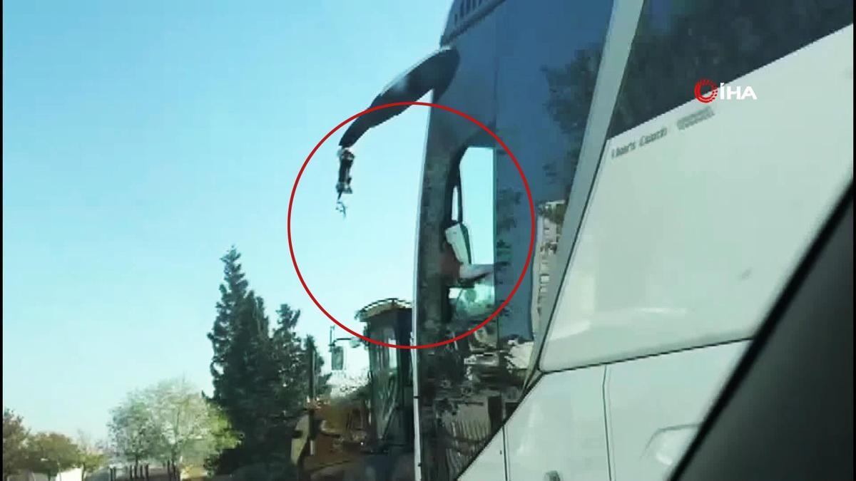 Kırılan aynayı elinde tutarak otobüsü böyle sürdü