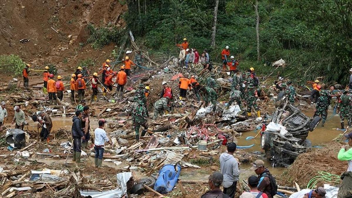 Endonezya'da toprak kaymaları nedeniyle ölenlerin sayısı 30'a yükseldi