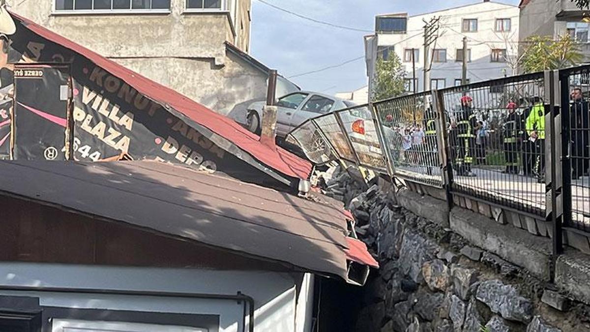Park halindeki hafif ticari araca çarpan otomobil, evin çatısına çıktı