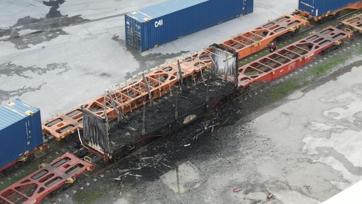 Küçükçekmecede yangın: TIR dorsesi alevler içinde kaldı