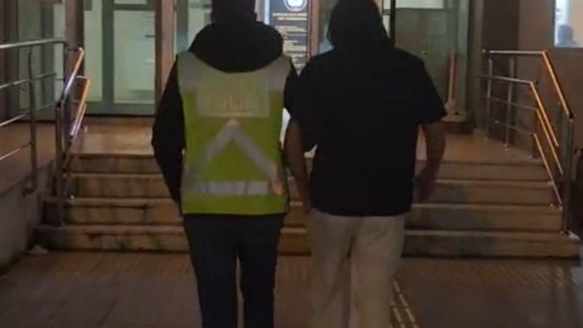 Trafik tartışmasında otomobile levye ile saldıran 2 şüpheli gözaltında