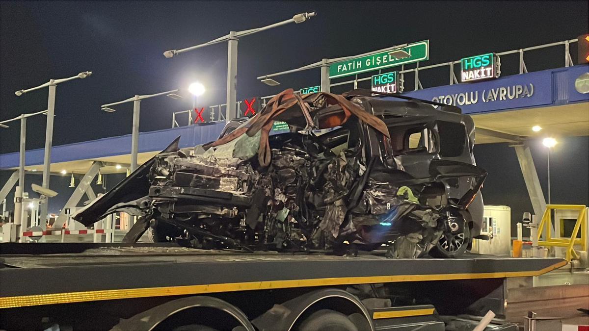 İstanbul'da gişelerde feci kaza: Araç metal yığınına döndü