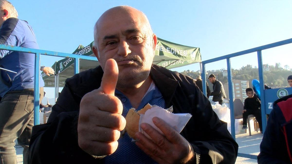 Rize'deki festivalde 2 ton hamsi 2 saatte tüketildi