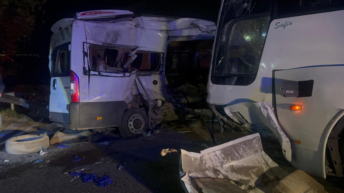 İzmirde servis otobüsü ile servis minibüsü çarpışt…