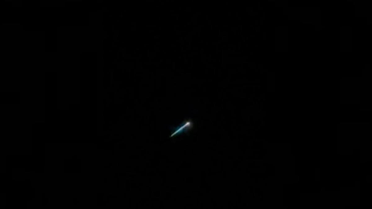 İstanbul semalarında gizemli ışık! Vatandaşlar saniye saniye kaydetti: Meteor mu, UFO mu?