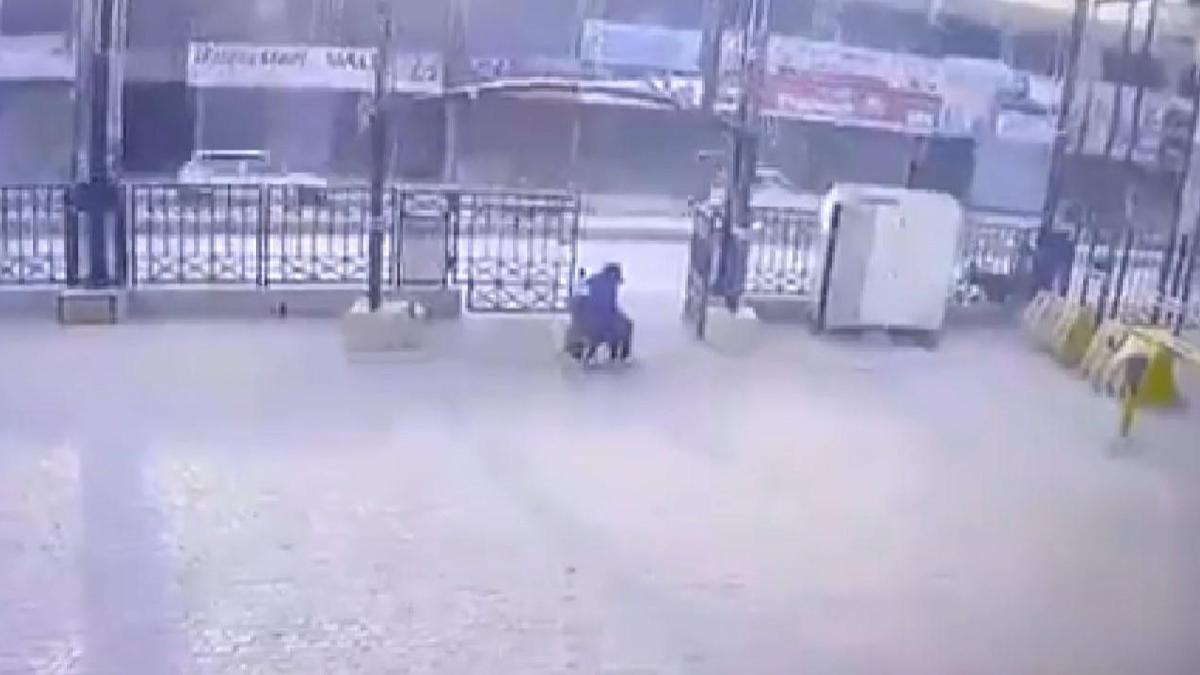 Pakistan'da jandarma karakoluna canlı bomba saldırısı