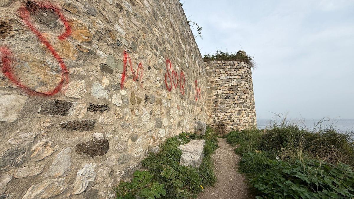 Tarihi kalenin duvarlarını sprey boyayla boyadılar