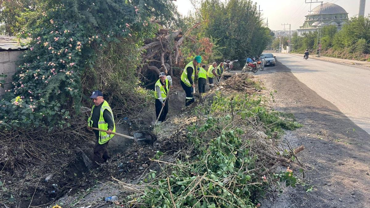 Hatay'da mazgal ve tahliye kanalları atıklardan arındırıldı
